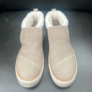 Toms Paxton Womens 9.5 M Faux Fur Water Resistant Slipon Shoes Taupe Suede NWOT